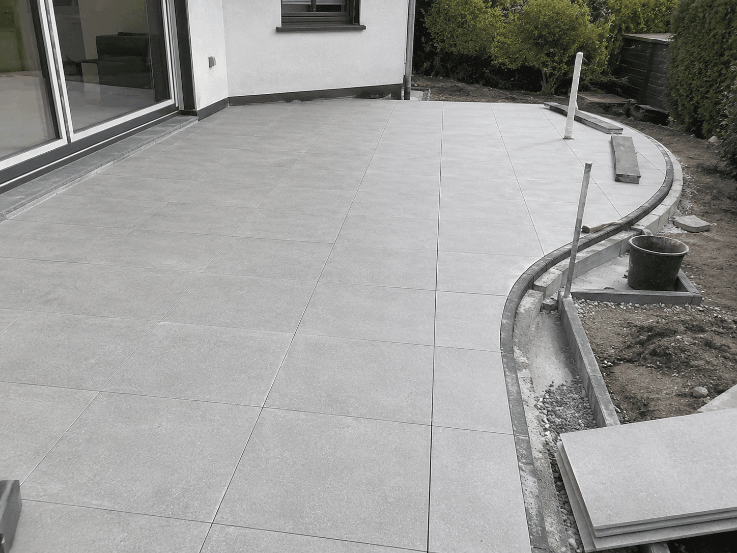 Terrasse mit großformatigen Fliesenbelägen im Bau