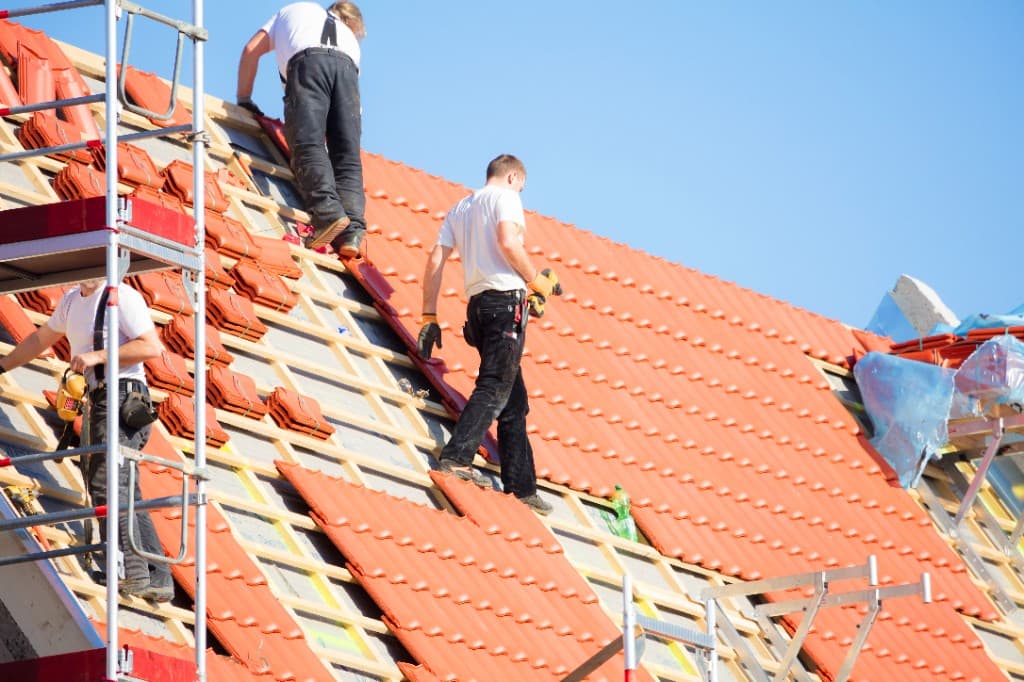 Handwerkerteam bei der Dachsanierung