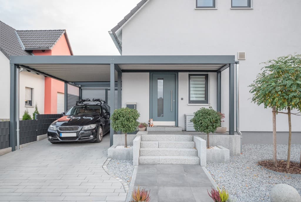 Gepflasterte Einfahrt mit Carport