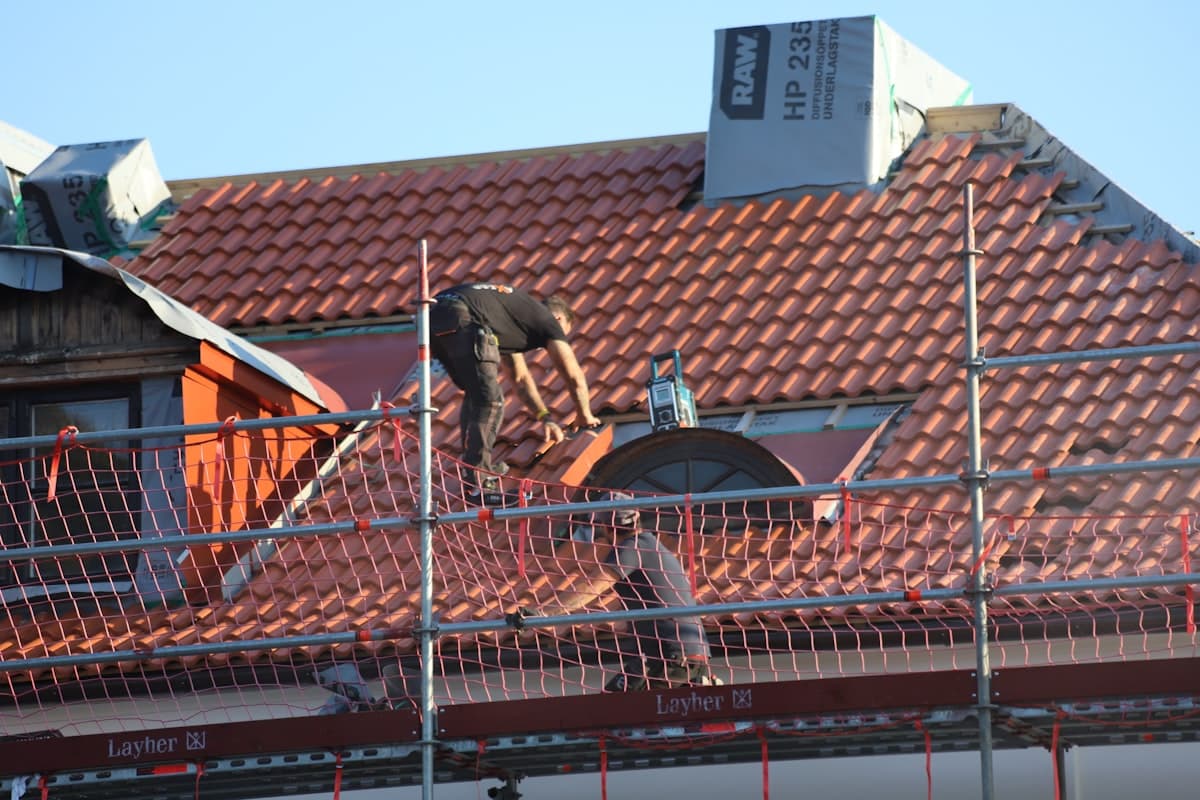 Dachdecker bei Dämm- und Dacharbeiten