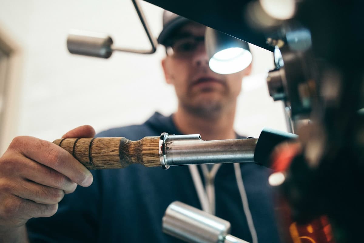 Handwerker bei Instandsetzungsarbeiten